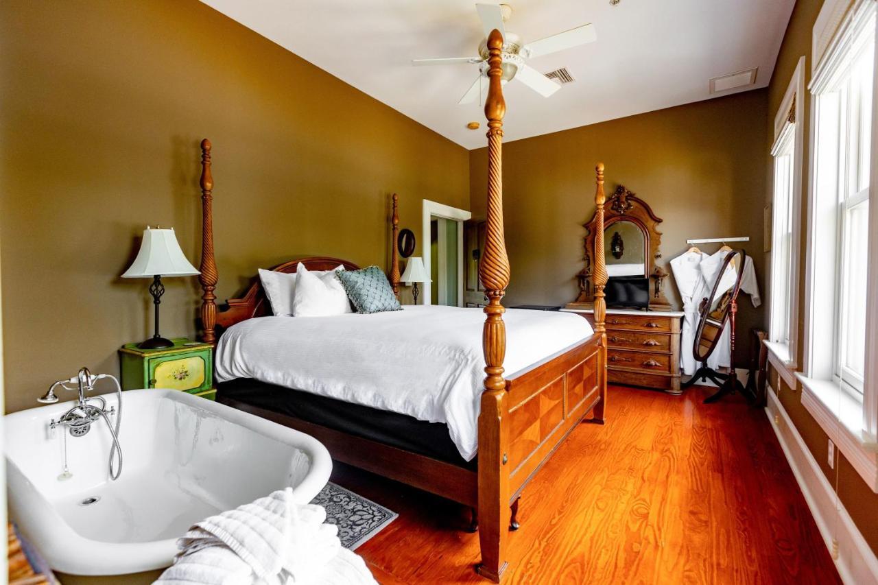 Southern Charm In The Camellia Rose Inn Gainesville Exterior photo